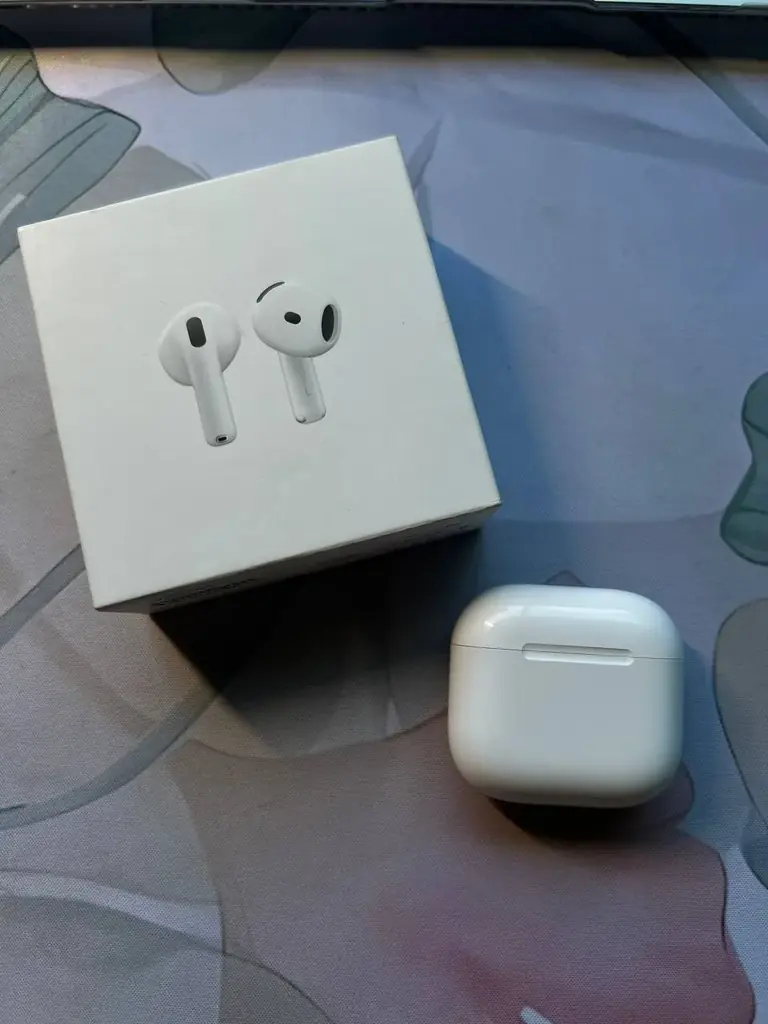 Продам кейс от AirPods 4го поколения в хорошем состоянии, вместе с коробкой.